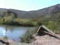 Acrobazie con le bici stuntmen voli cadute in acqua