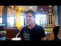 Yoann rote bruyamment a Mac Donald's©
