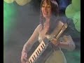 Waiii, c'est trop la fête ! Ca trippe à donf ! Ca manque quand même d'un grand final avec les éclairages qui s'effondrent, les ballons qui explosent, la scène qui s'écroule, le clavier qui part en sucette et notre amie qui tombe à la renverse en filant ses bas et en exposant 3 ou 4 poils par la même occasion, avant que le tout prenne feu dans grand maëlstrom rouge-orangé luminescent. Mince, c'est moi qui suis en train de tripper, là...