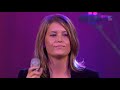 Laura Närhi esittää Leevi and the Leavingsin kappaleen Raparperitaivas Gösta Sundqvistin muistokonsertissa Huvilateltassa Helsingin Juhlaviikoilla 2004.