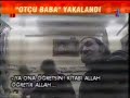 bir elinde kutsal kitabımız(kuran-ı kerim) bir elinde esrar(uyuşturucu) veded yanında 17,18,19  yaşlarında çoçuklar var..