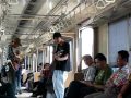 【ジャカルタ】ストリート・ミュージシャン in 元・千代田線6000系車内