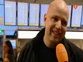 Gertjan Agtereek wordt geconfronteerd op Schiphol De Leidse voorganger en sekteleider Gert Jan Agtereek, die door ex-kerkleden wordt beschuldigd van oplichting, financiële malversatie, machtsmisbruik en manipulatie, zegt aan oplossingen te werken voor zijn slachtoffers. Twee weken geleden zond EenVandaag twee reportages uit, waarin duidelijk werd dat Agtereek en zijn compagnons kerkleden verzochten tienduizenden tot honderdduizenden euro's te lenen om daar bijbelscholen en weeshuizen van te bouwen. Maar het geld ging niet naar de beloofde projecten. Agtereek leeft nu als een zonnekoning in Nairobi, de hoofdstad van Kenya, waar hij een groot huis en een volledige hofhouding heeft. Ook richtte Agtereek diverse bedrijven op, die allemaal failliet gingen. Ook zou overheidsgeld zijn misbruikt. De kerkleider wordt volledig afgeschermd. Op herhaalde verzoeken om een interview te geven via zijn compagnons, leden van de kerk en tussenpersonen kwam nul op het rekest. Niemand weet waar hij nu precies in Kenya woont, wanneer hij in Nederland is en hoe hij te bereiken is. Agtereek was dit weekend korte tijd in Nederland. Verslaggever Sander 't Sas slaagde er in de kerkleider op Schiphol korte tijd te spreken, samen met Marinde Vromans die namens haar ouders de 200.000 euro opeiste.