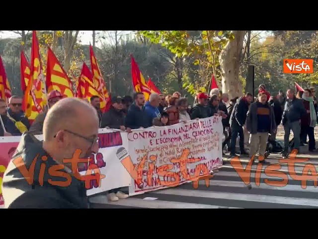 "Contro la finanziaria delle armi", il corteo pro Palestina sfila per le vie di Roma