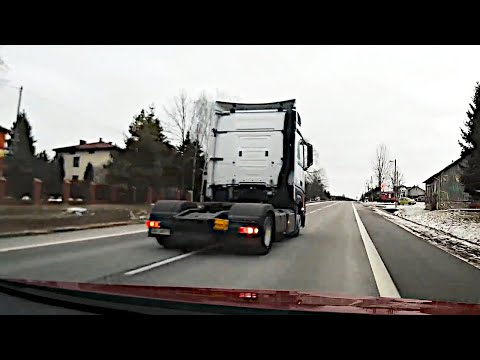 Ciągnik siodłowy wyhamowuje osobówkę bo ta ośmieliła się jechać z ograniczeniami