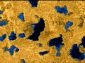 Simulation d'un passage de la sonde américaine Cassini au-dessus de Titan réalisée au moyen des images réelles transmises par les imageurs radar. Les lacs de méthane sont nettement visibles. La résolution maximale est de 300 mètres par pixel. Crédit JPL/Nasa.