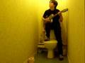 Syd Barrett's Arnold Layne live dans les toilettes.