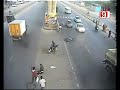 Tai nạn kỳ lạ... xe bay người ở lại