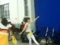 En la montessori Susana y Betty bailandooooooooooooo.................