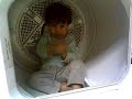 kindje in de wasmachine