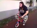 jiggsaw hat etwas zugenommen und ist auf den weg zu seinem n�chsten opfer.. leider bleibt er an einer kante stecken und st�rzt sich qualvoll in seinen tod.. x)