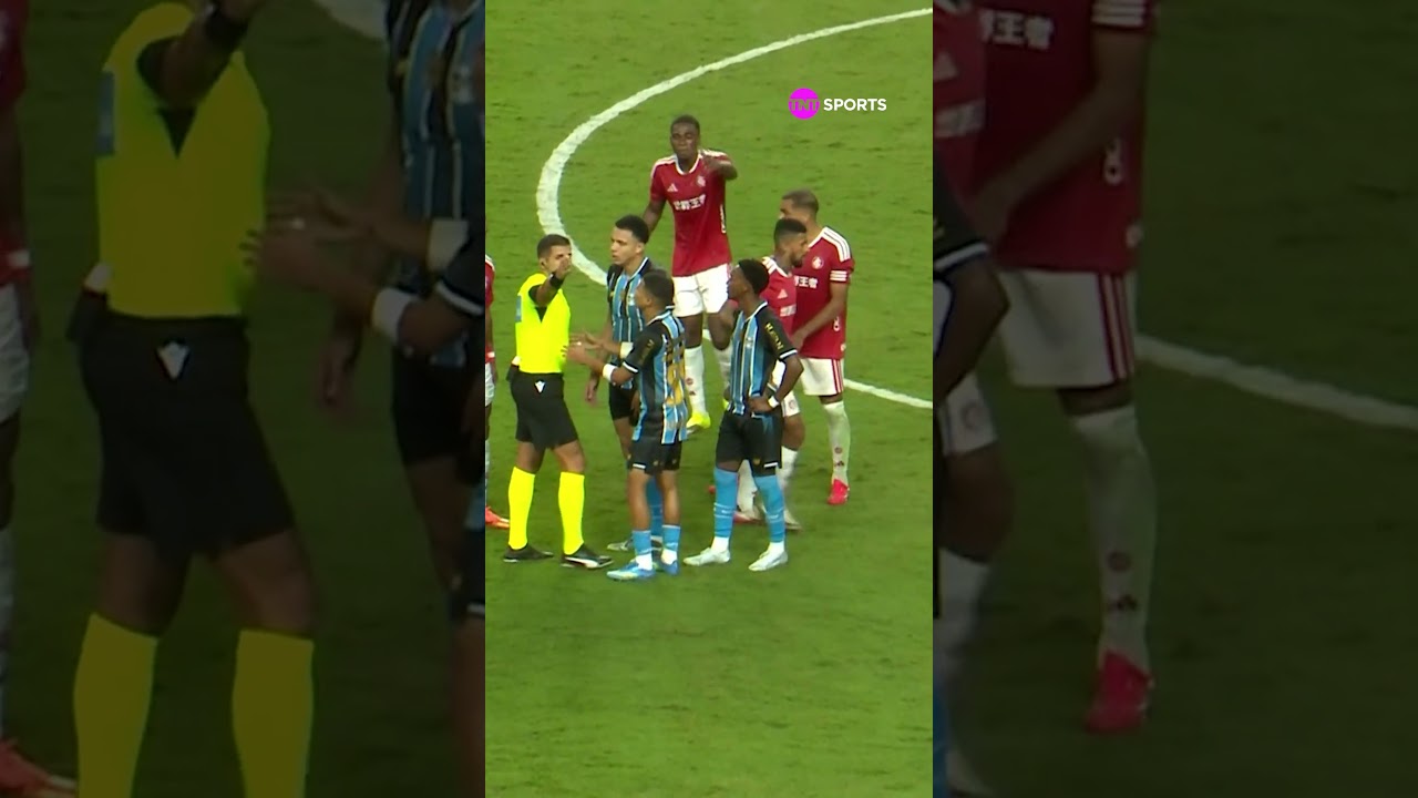 EXPULSÃO NO GRENAL! O JOGADOR DO GRÊMIO LITERALMENTE LEVANTOU O RIVAL NESSA FALTA #shorts