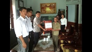 Đồng chí Nguyễn Mạnh Hà, Phó Bí thư Thành ủy thăm, tặng quà các gia đình chính sách, người có công nhân dịp 27-7