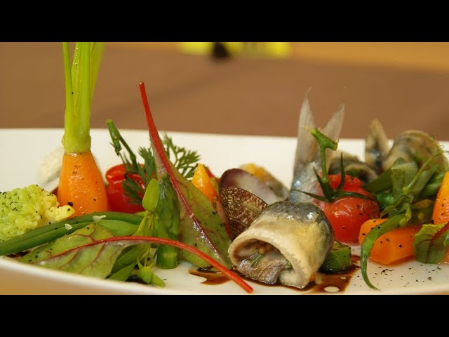 Marinierte Sardinen an Herzmuscheln und Gemüsesalat