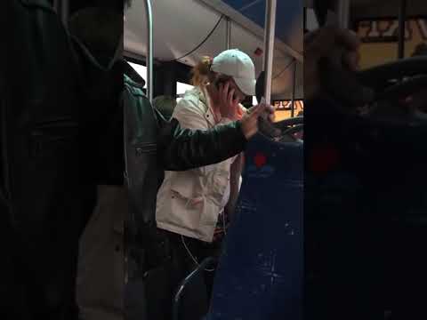 Dwie pijane dziewczyny robią akcje w autobusie