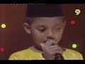 Senja nan Merah. Masihkah kita termangu di bawah pepohon ituKetika hujan melunturi danau yang terusangTidak pernah dibilang hariHanyalah debar yang terasa... terasaSetiap hari dibuai mimpi yang terindahDengan menghitung senja merah dihujung sinarMencipta kebeningan rahsiaPada sehimpun kenanganMenyimpul satu maknaDi ruang yang lurus iniHaruskah...Kita mencari pada gunung dan lurahLiku-liku curam insaniHaruskah...Kita mencari puncak mengilau cahayaDalam hidup seribu warnaDibawah teriring ungkapanPada sebuah wajahYang lara kesepianHaruskah kita mencari suatuSenja dalam kepedihan(#)Haruskah...Kita mencari dalam senja beginiKembali kita bertemuHaruskah (haruskah)...Kita mencari dalam simpati wangiKembali kita bersamaMembilang kenangan yang abadiSeperti menuggu mentari senjaMenghilang perlahan-lahan disebalikAwan yang merah(repeat #)Dibalik awan yang merahDibalik awan yang merahDibalik awan yang merah