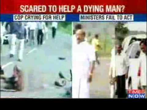 Cop attacked and died on road_ ministers just stare from cars.flv