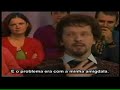 Apresentador ri-se dos convidados