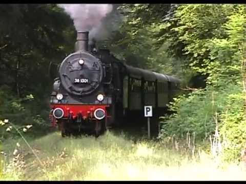 P8 - Am frühen Morgen machen feuchte Schienen die Steigung von Amerang Richtung Poing der LEO (Lokalbahn Bad Endorf Obing) für die Dampflok P8 (BR38 1301 der ÖGEG...
