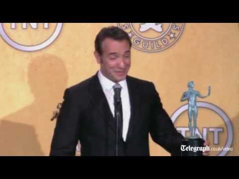 Jean Dujardin sings 'Marseillaise' after SAG win