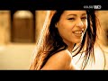 laura non c'� � andata via
laura non � pi� cosa mia
e te che sei qua , mi chiedi perch�
l'amo se niente pi� mi d�
mi manca da spezzare il fiato
fa male e non lo sa
che non mi � mai passata

laura ne sait pas que j'existe
elle se refuse elle te r�siste
et tu m'entraines encore
oui laura te plait
je ne veux pas vivre d'un reflet
dans le jeu cruel de nos d�sirs
on s'accroche a des souvenirs
mais un jour tu devras choisir

se vuoi ci amiamo adesso, se vuoi
pero non � lo stesso, tra di noi
je n'ai que mon amour pour te guerrir
donne moi ton coeur brul� par le d�sir le d�sir

laura dov'� mi manca sai
magari c'� un altro accanto a lei
deux coeurs perdus
se st trouv�s malgr� les blessures du pass�
les silences de ta vie deriere toi
ce n'est pas a moi de les trahir
o cosi non ce la faccio

se vuoi ci amiamo adesso, se vuoi
pero non � lo stesso tra di noi
je n'ai que mon amour pour te guerrir
donne moi ton coeur brul� par le d�sir le d�sir

pour laura tu donnerais le ciel
et pour moi un peu de larme
credo che sia logico, per quanto io provi
a scappare... lei c'�

non vorrei che tu fossi un' emergenza
ne refusons pas notre avenir
solo laura e la mia coscienza

c'est un amour qui vient pour te guerir
j'ai vu ton coeur brul� par le d�sir
c'� ancora il suo riflesso tra me e te
mi dispiace ma non posso, laura c'�