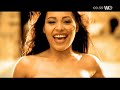laura non c'� � andata via
laura non � pi� cosa mia
e te che sei qua , mi chiedi perch�
l'amo se niente pi� mi d�
mi manca da spezzare il fiato
fa male e non lo sa
che non mi � mai passata

laura ne sait pas que j'existe
elle se refuse elle te r�siste
et tu m'entraines encore
oui laura te plait
je ne veux pas vivre d'un reflet
dans le jeu cruel de nos d�sirs
on s'accroche a des souvenirs
mais un jour tu devras choisir

se vuoi ci amiamo adesso, se vuoi
pero non � lo stesso, tra di noi
je n'ai que mon amour pour te guerrir
donne moi ton coeur brul� par le d�sir le d�sir

laura dov'� mi manca sai
magari c'� un altro accanto a lei
deux coeurs perdus
se st trouv�s malgr� les blessures du pass�
les silences de ta vie deriere toi
ce n'est pas a moi de les trahir
o cosi non ce la faccio

se vuoi ci amiamo adesso, se vuoi
pero non � lo stesso tra di noi
je n'ai que mon amour pour te guerrir
donne moi ton coeur brul� par le d�sir le d�sir

pour laura tu donnerais le ciel
et pour moi un peu de larme
credo che sia logico, per quanto io provi
a scappare... lei c'�

non vorrei che tu fossi un' emergenza
ne refusons pas notre avenir
solo laura e la mia coscienza

c'est un amour qui vient pour te guerir
j'ai vu ton coeur brul� par le d�sir
c'� ancora il suo riflesso tra me e te
mi dispiace ma non posso, laura c'�
