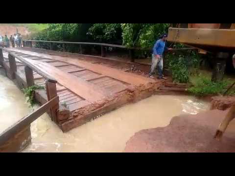 Enchente levando ponte embora pelo rio