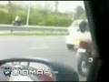 motocyklista pisze smsa podczas jazdy