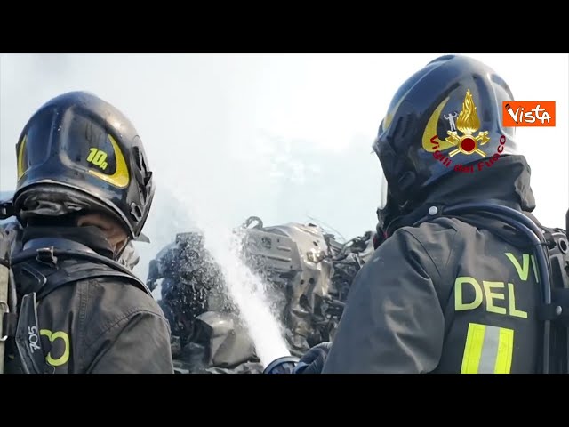Esplode distributore carburanti a Roma, le operazioni di spegnimento dei Vigili del fuoco