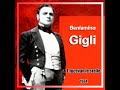 beniamino gigli (1891-1957)
puccini - tosca

e lucevan le stelle...
e olezzava la terra...
stridea l'uscio dell'orto
e un passo sfiorava la rena...
entrava ella, fragante,
mi cadea fra le braccia...
oh, dolci baci, o languide carezze,
mentr'io fremente
le belle forme disciogliea dai veli!
svan� per sempre il sogno mio d'amore...
l'ora � fuggita e muoio disperato,
e muoio disperato!
e non ho amato mai tanto la vita...
tanto la vita!

-------------

the stars were shining...
and the earth was bathed in fragrance...
i heard the garden gate quietly open
and a footstep brush the sandy path...
she entered, softly perfumed,
and fell into my arms...
such sweet kisses and soft caresses,
while i with trembling hands
removed the veils from her exquisite form!
my dream of love has gone for ever...
the hour has fled and i die in despair.
i die in despair!
and never have i so loved life...
never!

------------------------

fenn a csillagok f�nye...
lenn sz�ll a f�ld illata...
csikordul a kerti ajt�...
�s hallom, ahogy fordul az �tra...
majd bel�p illatfelh?ben,

l�gyan omlik a karomba...
mily forr�n cs�kol, s�mogat epedve.
mik�zben remegve...
...kezem e t�nd�rt f�tyl�b�l kifejti!
elt?nt szerelmes �lmom, �, mind�r�kre...
itt a v�gs? �ra...
elm�lok, porba s�jtva! elm�lok, porba s�jtva...
b�r nem volt ily �des... ...soha m�g az �let!
...�des ...az �let!

lengyel jen? ford�t�sa