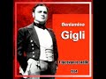beniamino gigli (1891-1957)
puccini - tosca

e lucevan le stelle...
e olezzava la terra...
stridea l'uscio dell'orto
e un passo sfiorava la rena...
entrava ella, fragante,
mi cadea fra le braccia...
oh, dolci baci, o languide carezze,
mentr'io fremente
le belle forme disciogliea dai veli!
svan� per sempre il sogno mio d'amore...
l'ora � fuggita e muoio disperato,
e muoio disperato!
e non ho amato mai tanto la vita...
tanto la vita!

-------------

the stars were shining...
and the earth was bathed in fragrance...
i heard the garden gate quietly open
and a footstep brush the sandy path...
she entered, softly perfumed,
and fell into my arms...
such sweet kisses and soft caresses,
while i with trembling hands
removed the veils from her exquisite form!
my dream of love has gone for ever...
the hour has fled and i die in despair.
i die in despair!
and never have i so loved life...
never!

------------------------

fenn a csillagok f�nye...
lenn sz�ll a f�ld illata...
csikordul a kerti ajt�...
�s hallom, ahogy fordul az �tra...
majd bel�p illatfelh?ben,

l�gyan omlik a karomba...
mily forr�n cs�kol, s�mogat epedve.
mik�zben remegve...
...kezem e t�nd�rt f�tyl�b�l kifejti!
elt?nt szerelmes �lmom, �, mind�r�kre...
itt a v�gs? �ra...
elm�lok, porba s�jtva! elm�lok, porba s�jtva...
b�r nem volt ily �des... ...soha m�g az �let!
...�des ...az �let!

lengyel jen? ford�t�sa