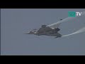 Reportage jetzt im iTunes Store erhältlich! clk.tradedoubler.com Auch als Disc-on-Demand bei Amazon erhältlich: www.amazon.de Fliegen am Limit - Testpiloten im Einsatz. Süddeutsche TV über Fliegen am Limit, mutige Piloten und ihren gefährlichen Beruf. Ihr Alltag ist gefährlich, ihr Beruf ein riskantes Unterfangen. Diese Piloten müssen mutig sein. Ob neu entwickelte Passagier-Jets, Cargolifter oder Hubschrauber- kein Prototyp würde ohne die Testreihen der speziell ausgebildeten Piloten für den Luftverkehr zugelassen. Drei bis vier abschließende Testflüge sind üblicherweise notwendig, bis die fertig konstruierten und über vierzig Millionen teuren Flugzeuge Kunden wie Lufthansa und Air Macau präsentiert werden. Alles wird geprüft: Triebwerke, Gasmasken, Antikollisions-Systeme. Eine große Herausforderung sind irritierende Geräusche, die nicht so schnell auszumachen sind, später aber bei Besatzung und Fluggästen für Verunsicherung sorgen. Auch die entsprechenden Flugsicherheitssysteme werden im Testflug ausgiebig gecheckt: wie entwickelt sich der Druckabfall in der Kabine bei extremen Höhen? Wie verhält sich die Luftregulierung im Flieger bei extremen Temperaturen? Die Piloten von Airbus testen die hydraulischen Auswirkungen von eisiger Kälte in Sibirien und starker Hitze in Mexiko. Das Starten und Landen auf nasser Bahn gehört dabei ebenso zum Repertoire wie Vereisungs- und Turbulenztests. Hierzu fliegen die Piloten nach akribischer Wetterbeobachtung eigens Gewitterwolken an <b>...</b>