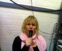 Daisy achter de microfoon.
