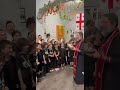 ემიგრანტი ბავშვების დალოცვა მამა გიორგის მიერ