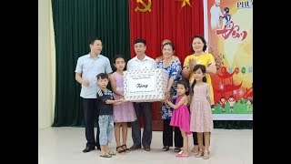 Đồng chí Đào Ngọc Sơn, Chủ tịch Ủy ban MTTQ thành phố tặng quà thiếu nhi khu Núi Gạc - phường Yên Thanh