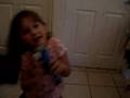 NIÑA CANTANDO