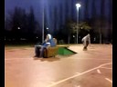 gio mute grab sul geme seduto in poltrona