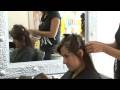 Puedes aplicar extensiones con clips o con grapas y una estilista profesional con más de 15 años de experiencia te enseñará paso por paso cómo ponerlas en estevideo gratuito. Expert: Villadely Gallegos Bio: Tiene más de 15 años de experiencia como estilista profesional. Abrió su salón de belleza, 