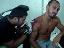 Nélio sendo tatuado pelo helcius no stúdio
