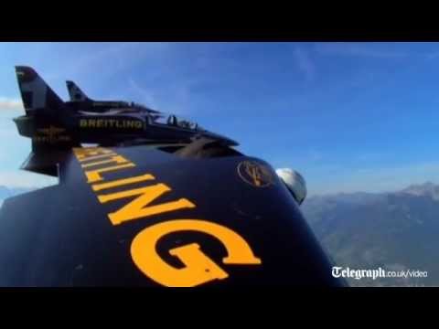 L’uomo volante e i due aerei L’uomo volante e i due aerei
