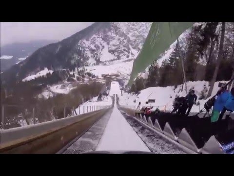 Taki widok ma skoczek skacząc z mamuciej skoczni