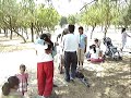 Dentro de el recinto arqueológico de Tula un grupo de cristianos en círculo cantan alabanzas y hacen el rito de la paz.
