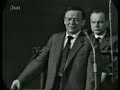 die b�hne als gerichtssaal 
soeben haben sich die westdeutschen im wirtschaftswunder eingerichtet, da holt auschwitz sie ein - durch zwei prozesse: 1961 steht adolf eichmann in israel vor gericht. 'ich habe viel �ber eichmann gelacht', sagt eine prozessbeobachterin, die j�dische philosophin hannah arendt, und sie schreibt �ber die banalit�t des b�sen. 
1962 wird eichmann hingerichtet; ein jahr sp�ter beginnt der frankfurter auschwitz-prozess. gerade ist das erstlingsst�ck des 32j�hrigen rolf hochhuth uraufgef�hrt worden: 'der stellvertreter' - gemeint ist papst pius xii. der papst habe zu den massenhaften judenmorden im dritten reich geschwiegen, behauptet hochhuth und will das durch historische fakten belegt haben. der skandal ist perfekt - ein deutsches theaterst�ck l�st eine um die ganze welt gehende diskussion aus: was ist eine moral wert, die sich einem vermeintlichen realit�tsprinzip beugt? 
das theater reagiert auf die gerichtsprozesse mit neuen formen: peter weiss' dokumentarisches st�ck 'die ermittlung' wird zum politikum. die rezeption dieses st�ckes zeichnet die fronten des kalten krieges nach. die studentenbewegung tr�gt die frage nach der deutschen schuld auf die stra�e. der amerikanische krieg in vietnam und dessen billigung durch die �ffentliche meinung in der bundesrepublik erregt einen au�erparlamentarischen protest, der sich auf auschwitz beruft. so werden die sechziger jahre zum jahrzehnt der sch�rfung des politischen gewissens der deutschen. 
quelle: s�dwestrundfunk swr