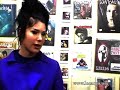 la veille de cette session avec brisa roch� c'etait un peu la panique. bloqu�s que nous �tions autour du divan du monde, on se devait de trouver un endroit pour que brisa et son guitariste puisse nous offrir quelques morceaux  acoustiques de son dernier album. ne trouvant ni appartement, ni bar, ni hotel, on passe devant les boutiques de guitare trop petites, les �piceries marqu�es concert � emporter quand tout � coup l'un de nous se rappelle que bien des ann�es avant il venait d�penser l'argent qu'il n'vaait pas pour acheter des tonnes de cd's chez l'un des meilleurs disquaires d'occases de paris, plus de bruit. 
c'est ainsi que le lendemain, on se retrouve avec brisa roch�, rue de la rochefoucauld. le temps s'est arr�t�, rien n'a chang� dans la boutique, sauf la petite barbichette du patron, heureux de nous accueillir et d'avoir son mini concert priv�. 
on ne saura trop le remercier de nous avoir permis de vivre ce moment simple et g�n�reux, � l'image de sa boutique. tout le monde et brisa la premi�re aura sucomber � l'amour de la musique qui se d�gage de cet endroit. un petit coin de paradis qui ne pouvait que plaire � l'ange brisa roch� ! 

un grand merci � plus de bruit (35 rue de la rochefoucauld, 75009 paris) et � delphine. 

www.myspace.com/brisaroche

www.lecargo.org