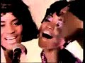 musique: alain chamfort, j.n.chaleat

h� little miss blue
j'vois ton rimmel
qui coule sur tes joues
et qui ruisselle

d'accord avec toi
tous des salauds
mais laisse tomber l�
peinture � l'eau

y a mieux � faire
quand l'sort s'acharne
c'est trop vulgaire
de fondre en larmes

souris puisque c'est grave
seules les plaisanteries doivent
se faire dans le plus grand s�rieux
souris puisque c'est grave
si les dieux te d��oivent
offre-leur un visage radieux
puisque c'est si grave
souris un peu

le monde ch�re miss blue
n'est pas tout rose
y a du rouge partout
et pour cause

c'est pas du ketchup
le soir aux news
sur ce vieux pick-up
beaucoup de blues

mais justement
si tout s'�croule
c'est pas l'moment
de perd' son cool

souris puisque c'est grave
seules les plaisanteries doivent
se faire dans le plus grand s�rieux
souris puisque c'est grave
si les dieux te d��oivent
offre-leur un visage radieux
puisque c'est si grave
souris un peu...