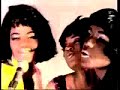 musique: alain chamfort, j.n.chaleat

h� little miss blue
j'vois ton rimmel
qui coule sur tes joues
et qui ruisselle

d'accord avec toi
tous des salauds
mais laisse tomber l�
peinture � l'eau

y a mieux � faire
quand l'sort s'acharne
c'est trop vulgaire
de fondre en larmes

souris puisque c'est grave
seules les plaisanteries doivent
se faire dans le plus grand s�rieux
souris puisque c'est grave
si les dieux te d��oivent
offre-leur un visage radieux
puisque c'est si grave
souris un peu

le monde ch�re miss blue
n'est pas tout rose
y a du rouge partout
et pour cause

c'est pas du ketchup
le soir aux news
sur ce vieux pick-up
beaucoup de blues

mais justement
si tout s'�croule
c'est pas l'moment
de perd' son cool

souris puisque c'est grave
seules les plaisanteries doivent
se faire dans le plus grand s�rieux
souris puisque c'est grave
si les dieux te d��oivent
offre-leur un visage radieux
puisque c'est si grave
souris un peu...