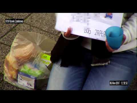 Żebrała o pieniądze dla dziecka. Chwilę później zrobiła coś skandalicznego!