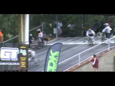 Caída ciclista múltiple 0 Caída ciclista múltiple
