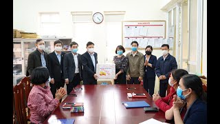 Bí thư Thành ủy Nghiêm Xuân Cường tặng quà Tết cán bộ, nhân viên ngành y