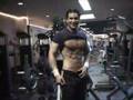 Hot-dude-flexing-in-